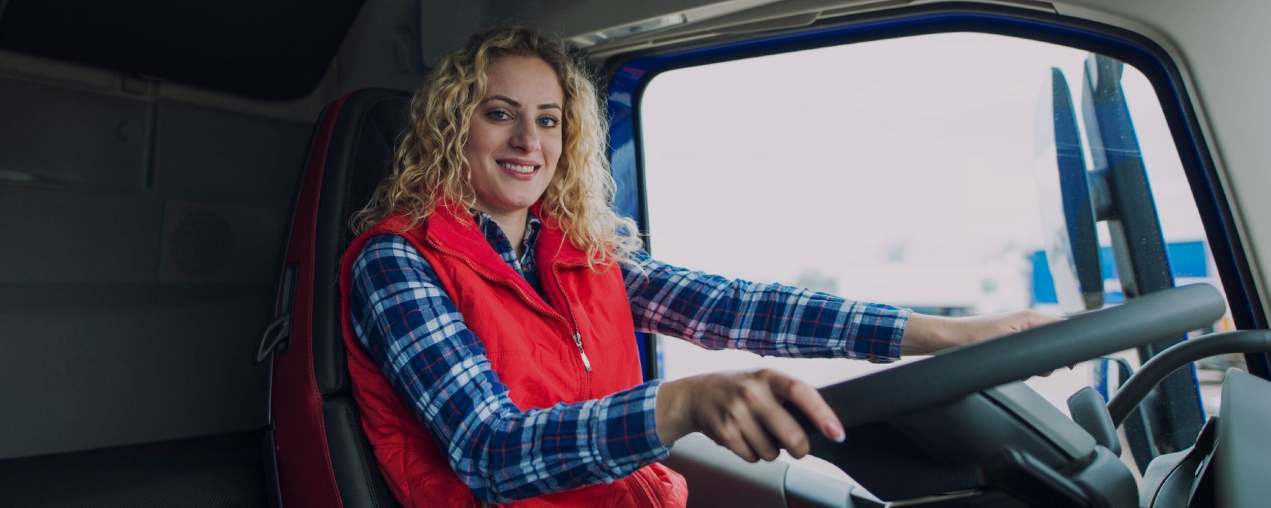 Lächelnde Fahrerin am Steuer eines Heizöl-Tankwagens von mein heizöl (Lang Energie AG)
