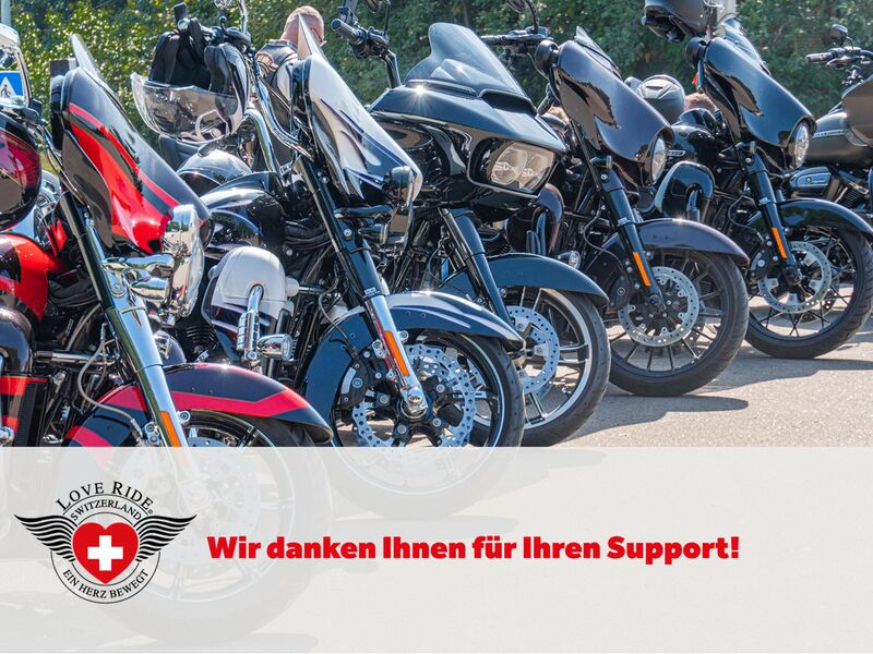 Reihe von Motorrädern beim Love Ride Schweiz – mein heizöl (Lang Energie AG) unterstützt die Wohltätigkeitsaktion