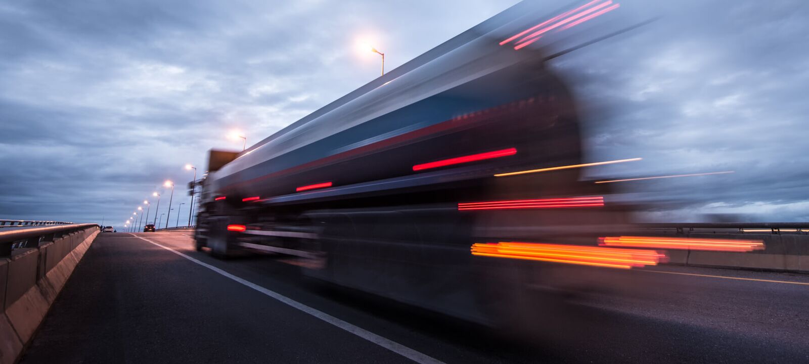 Heizöl-Tankwagen von mein heizöl (Lang Energie AG) in schneller Fahrt bei Dämmerung mit Lichtspuren
