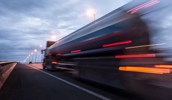 Heizöl-Tankwagen von mein heizöl (Lang Energie AG) in schneller Fahrt bei Dämmerung mit Lichtspuren