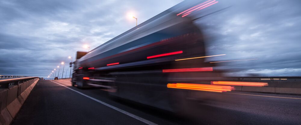 Heizöl-Tankwagen von mein heizöl (Lang Energie AG) in schneller Fahrt bei Dämmerung mit Lichtspuren