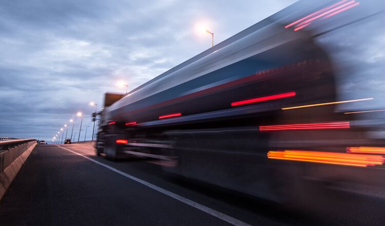 Heizöl-Tankwagen von mein heizöl (Lang Energie AG) in schneller Fahrt bei Dämmerung mit Lichtspuren