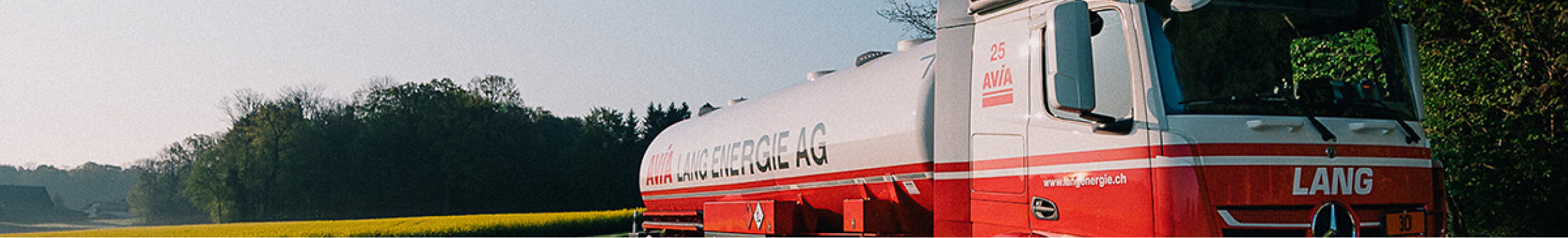 Roter Heizöl-Tankwagen von Lang Energie AG auf einer Landstrasse