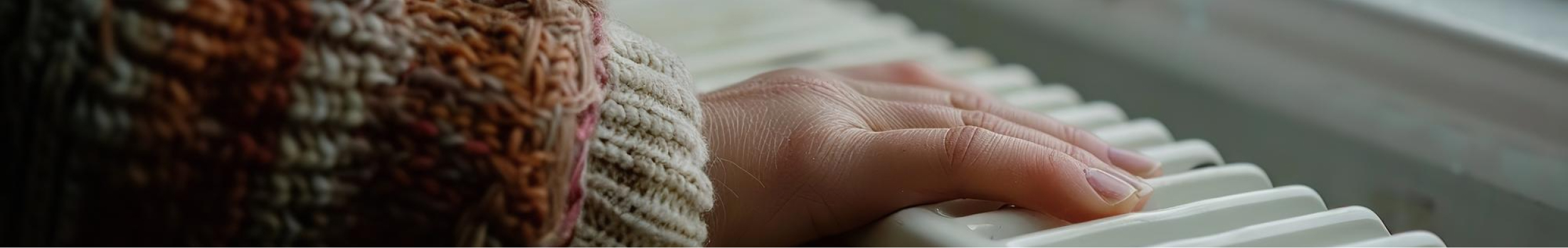 Hand berührt warme Heizungsrippen – die Vorteile von mein heizöl (Lang Energie AG)